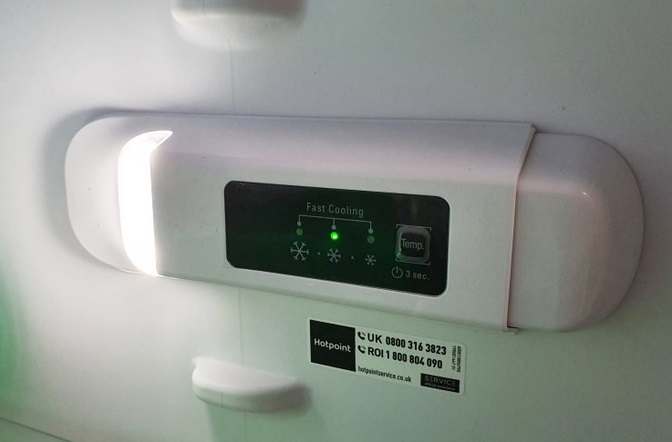 освещение в холодильнике Hotpoint Day 1 HS1801AA.1