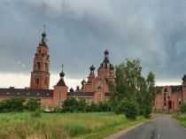Знамените село Хлепча як на долоні. Ліс. Річка